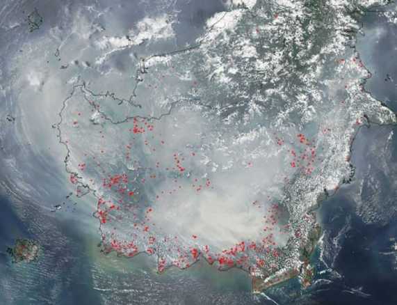 Titik api tersebar di Kalimantan seperti yang terlihat dari foto yang berasal dari MODIS (Moderate Resolution Imaging Spectroradiometer) yang dirilis pada 28 September 2015.